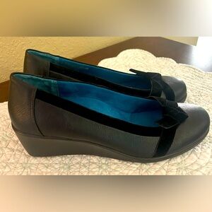 Vionic wedge with velvet tie. Women’s 9.5.